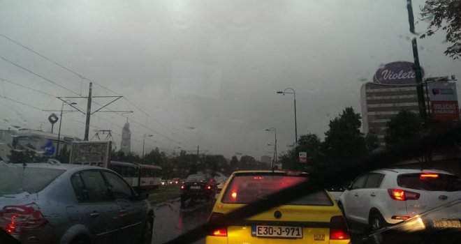 Zbog nestabilnog vremena savjetuje se oprezna vožnja