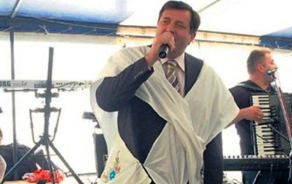 dodik-pjeva