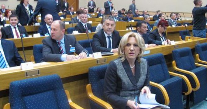 Usvojen budžet i zakoni o smanjenju plaća budžetskim korisnicima u RS-u