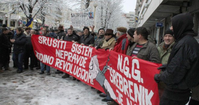 Oko 200 građana okupilo se ispred zapaljene zgrade Vlade TK