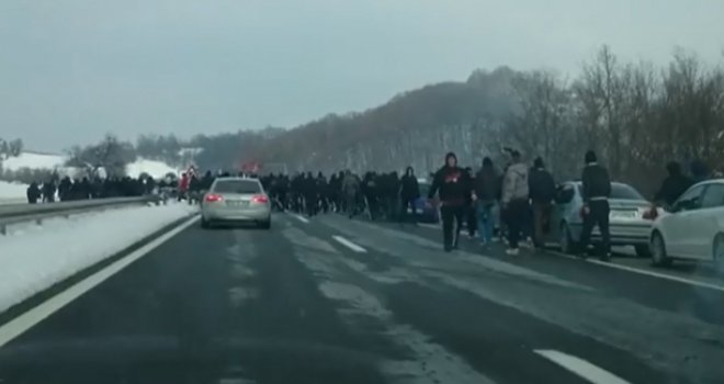  Pogledajte kako je izgledao bliski susret navijača Dinama i Hajduka na autocesti Zagreb-Rijeka