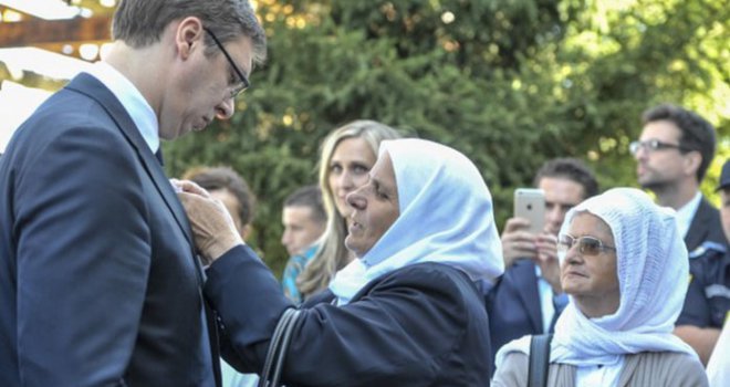 Srebrenica i Aleksandar Vučić od 'pokajanja' do odobravanja: Tog 11. jula 2015. jedna ga je majka čak i zagrlila...
