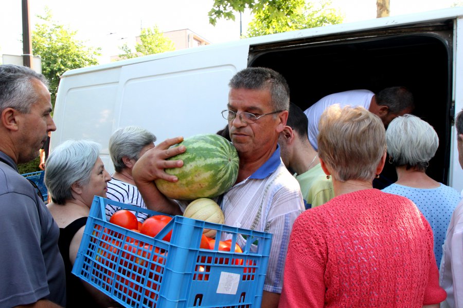 poljoprivrednici-dijelili-besplatno-proizvode-1