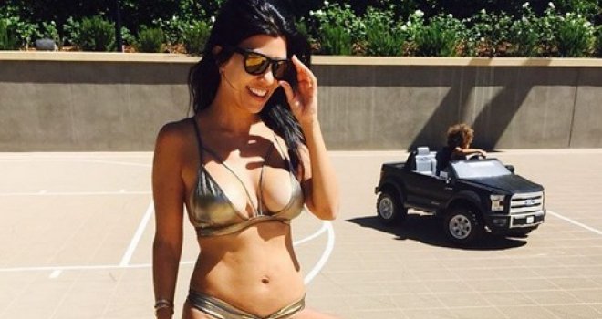 Sloboda joj godi: Kourtney Kardashian razgolićena pozirala na triciklu