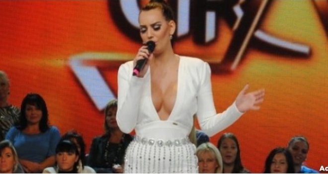 Greška ili pun pogodak: Dekolte 'zvezde Granda' raspametio sve...
