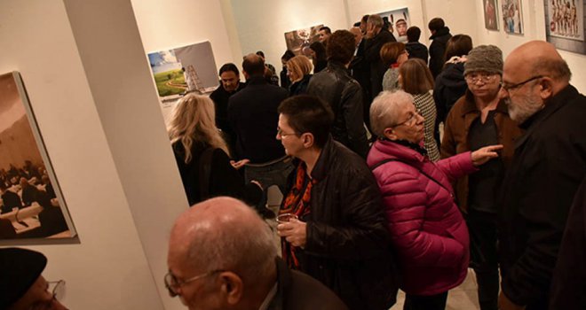 Lažna umjetnost za lažni svijet: Gužva na otvorenju izložbe poznatog sarajevskog umjetnika Anura Hadžiomerspahića