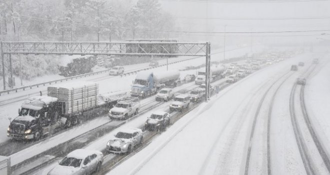  Zimska oluja paralizirala sjevernu Evropu, tri osobe poginule, otkazani letovi...