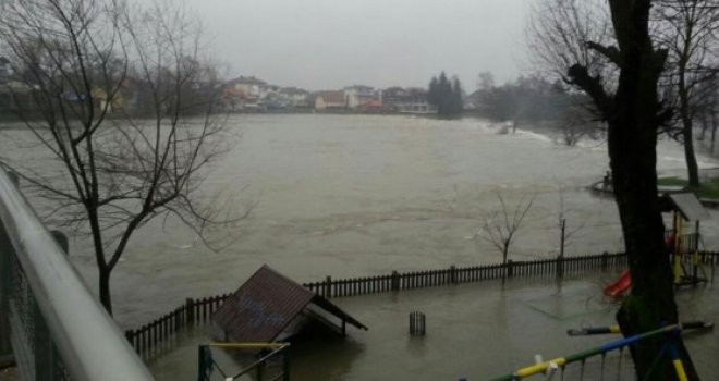 Poplave širom BiH uništile više objekata, otežano odvijanje saobraćaja, a vodostaji rijeka i dalje u porastu