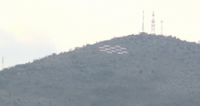 Počelo dijeljenje Mostara - na brdu iznad grada osvanula ogromna šahovnica!