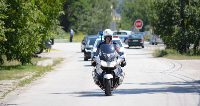 Kako izgleda susret Dodika i Izetbegovića u Istočnom Sarajevu: Limuzine, policija i obezbjeđenje ispred restorana 'Barka'