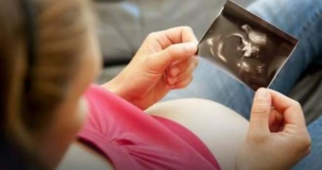  Položaj stomaka, boja urina... Znakovi u trudnoći koji bi vam mogli otkriti da li ćete roditi dječaka ili djevojčicu