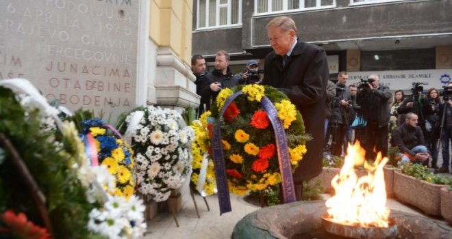 Polaganjem cvijeća obilježen 25. novembar - Dan državnosti BiH