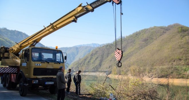 Detalji nesreće kraj Jablanice, svjedoci u šoku: Survao se niz padinu od 35 metara, svjetla su još gorjela u vodi... 
