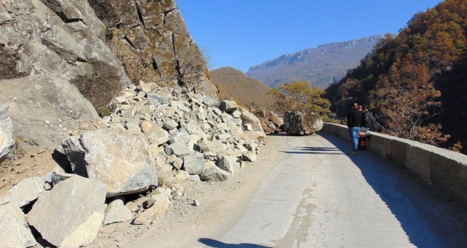 Stravična nesreća u BiH: Stijena pala na automobil, povrijeđen desetogodišnji dječak