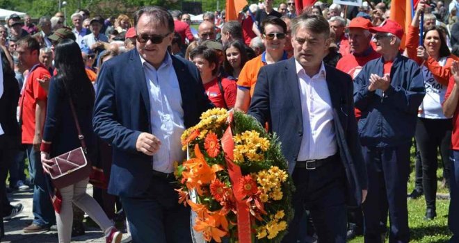 Komšić i Nikšić položili cvijeće u Jablanici uz povike prisutnih: 'Živjela ujedinjena ljevica!'