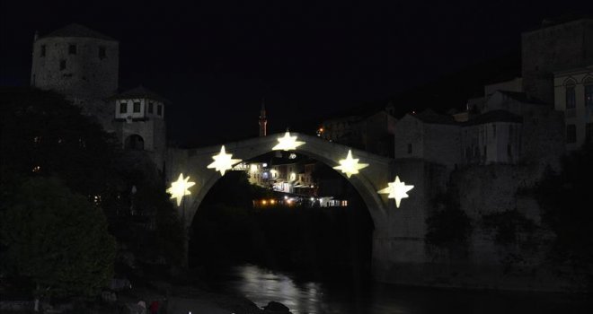 Mostar tuguje za stradalima u avionskoj nesreći: Stari most u mraku sa pet simboličnih zvjezdica