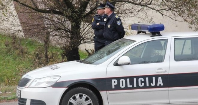 Oružana pljačka u haustoru zgrade u Švrakinom selu: Razbojnici zaprijetili pištoljem, pa uzeli sav novac i dokumente