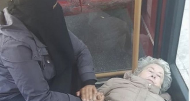 Ovo je pravi islam: Starica se srušila u autobusu, a samo joj muslimanka prišla i pomogla, dok su je putnici vrijeđali...  