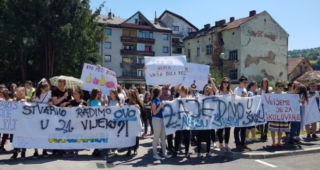Čerkez o prosvjedima: Problem podijeljenih škola ne može se brzo riješiti
