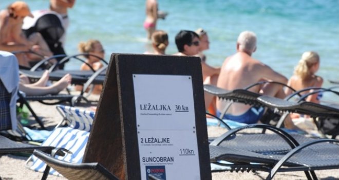 Incidenti na Jadranu, ne dajte se otjerati: Šta ako vam brane da stavite peškir ili naplate boravak na plaži?