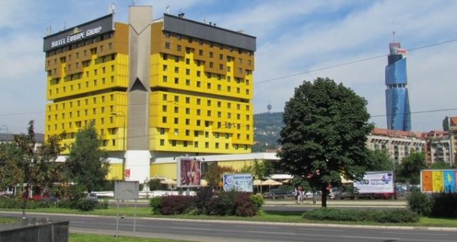 Drama u Sarajevu: Ispred hotela 'Holiday' odjeknula eksplozija, dva radnika hitno prevezena u bolnicu!