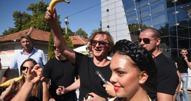 Protest ispred 'Pinka': Mitrović puštao operu i dijelio banane, demonstranti nosili transparent 'Maca Diskrecija do pobjede'