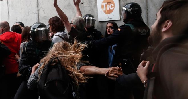 Svjedočenje iz Barcelone: Nevjerovatno je šta se dešava, policija napada ljude koji brane kutije...
