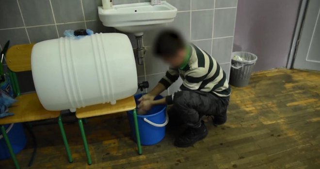 Kanister kao školski pribor: Pogledajte kako sarajevski osnovci uče o higijeni - bez vode