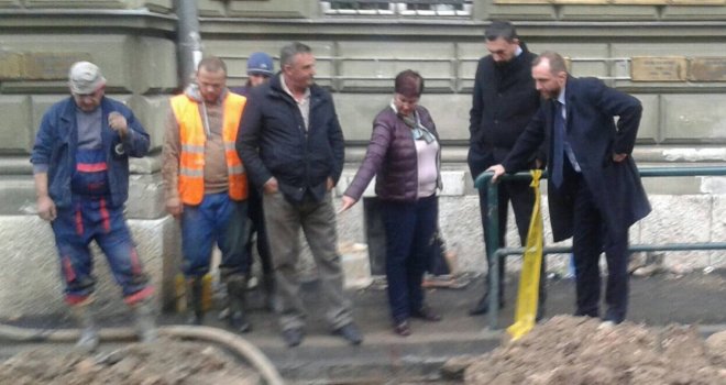 Došli, vidjeli, uslikali: Dok radnici kopaju, premijer Dino Konaković i direktorica ViK-a Azra Muzur obećavaju...