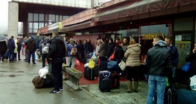 Može li tužnije?! 200 ljudi odlazi u Slovačku da radi po 12 sati, a moj drug Jasmin plače jer ostavlja bolesnu majku