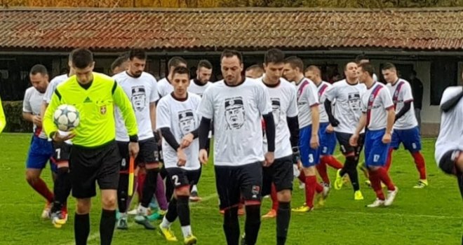Novi skandal u Srbiji: Fudbaleri izašli na teren u dresovima sa likom Ratka Mladića