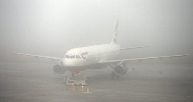 Gusta magla paralisala vazdušni saobraćaj iznad Sarajeva: Većina aviona nije mogla poletjeti niti sletjeti