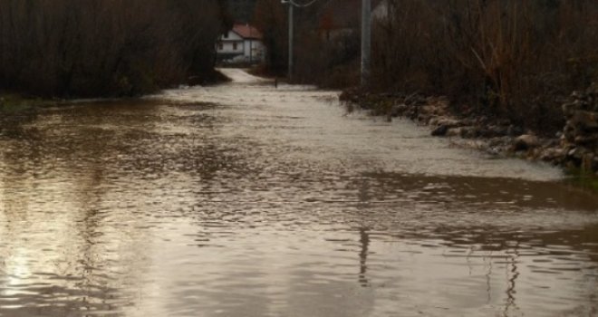 Haos na bh. cestama nakon jučerašnjeg potopa: Zbog izlijevanja vode na ovim putevima potpuno je obustavljen saobraćaj 