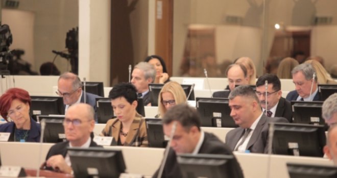 Još jedan parlamentarac napustio Klub SDA, a kao razlog naveo aktivnosti u novom političkom pokretu!