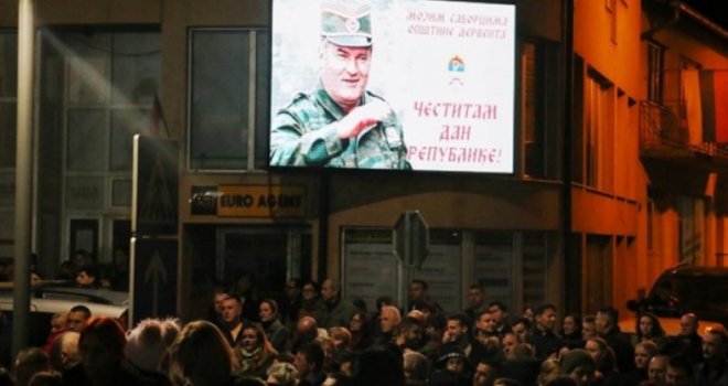 Derventa: Osuđeni zločinac Ratko Mladić sa led-displeja čestita tzv. 'dan RS-a'