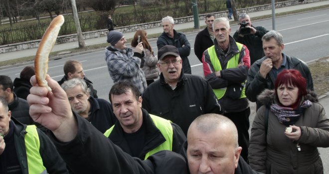 Radnici Željezare blokirali magistralni put u Zenici, najavili dolazak u Sarajevo