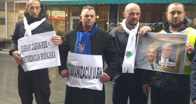 Počeo protest ispred Ambasade Hrvatske u BiH: 'Ne tuđmanizaciji BiH i STOP ruskoj čizmi!' 