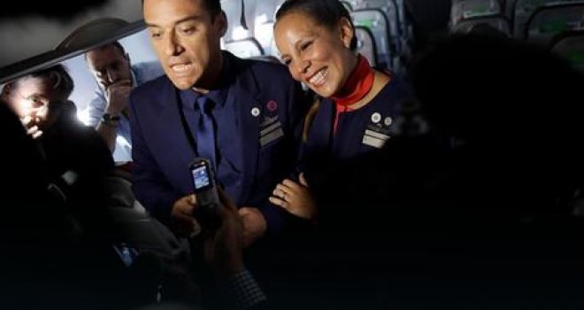 Papa Franjo vjenčao stjuarda i stjuardesu tokom leta iznad Čilea