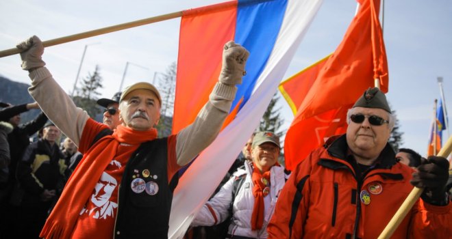 Oko 20.000 antifašista uz partizanske pjesme i transparente s porukom 'Druže Tito, mi ti se kunemo' stiglo na Igman