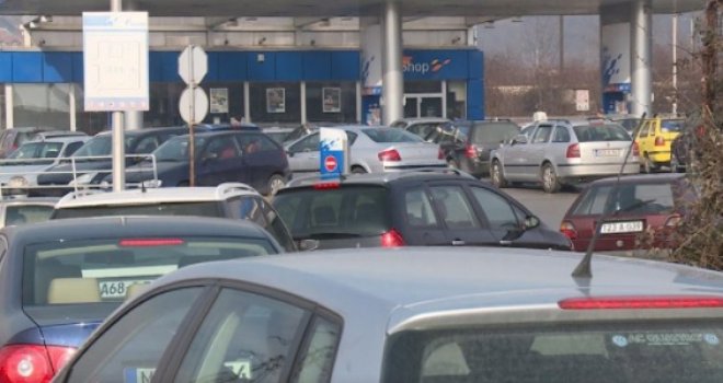 Uoči poskupljenja goriva: Pogledajte ogromne gužve na pumpama u Sarajevu