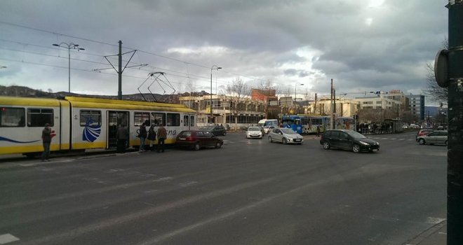 Sudar tramvaja i automobila u sarajevskom naselju Nedžarići