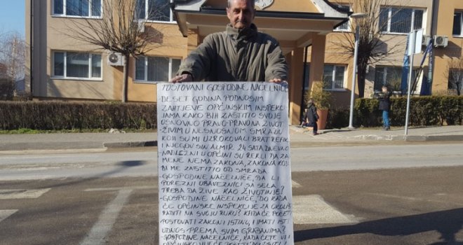 'Zaratio' sa bratom zbog štale, pa protestuje pred zgradom opštine: Spreman sam na radikalne mjere!
