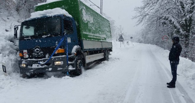 Snijeg zavejao puteve: Na ovim pravcima je potpuno obustavljen saobraćaj zbog smetova