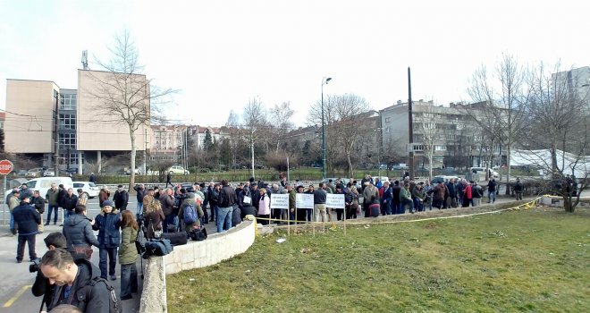 Blizu stotinu radnika 'Hidrogradnje' protestvuje pred Vladom FBiH: 'Spremni smo na rigorozne mjere...'