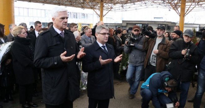 Obilježena 24. godišnjica stradanja na Markalama: 'Vidjela sam samo odsjaj i onda je puklo. Krv je bila svuda...'