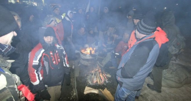 Izrevoltirani borci na petlji Šićki Brod ostaju na debelom minusu cijelu noć