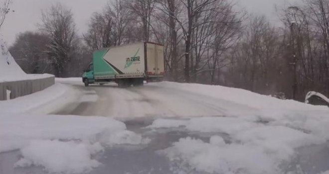 Potencijalni ubica na cesti: Pogledajte stravičnu vožnju nadomak Tuzle, kamionom driftao po snijegu