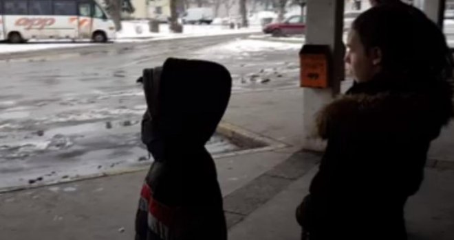 Nisu znali da li da plaču ili da mašu: Ogorčeni otac snimio djecu kako ispraćaju majku koja odlazi inostranstvo...