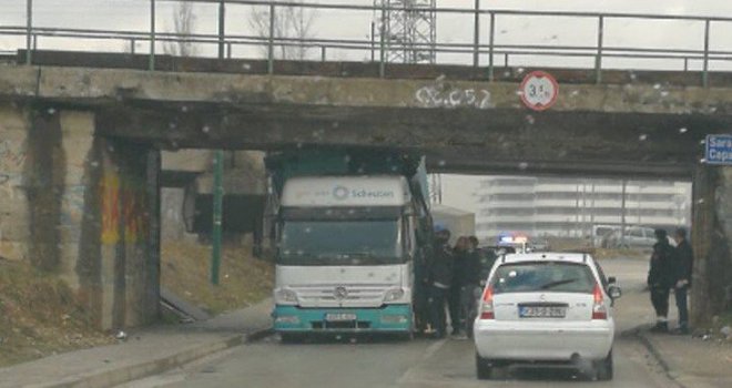 Kamion zapeo za nadvožnjak kod Ilidže
