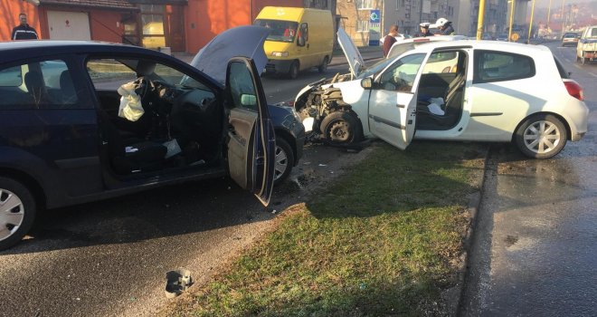 Tri osobe povrijeđene u stravičnom sudaru četiri vozila u Tuzli